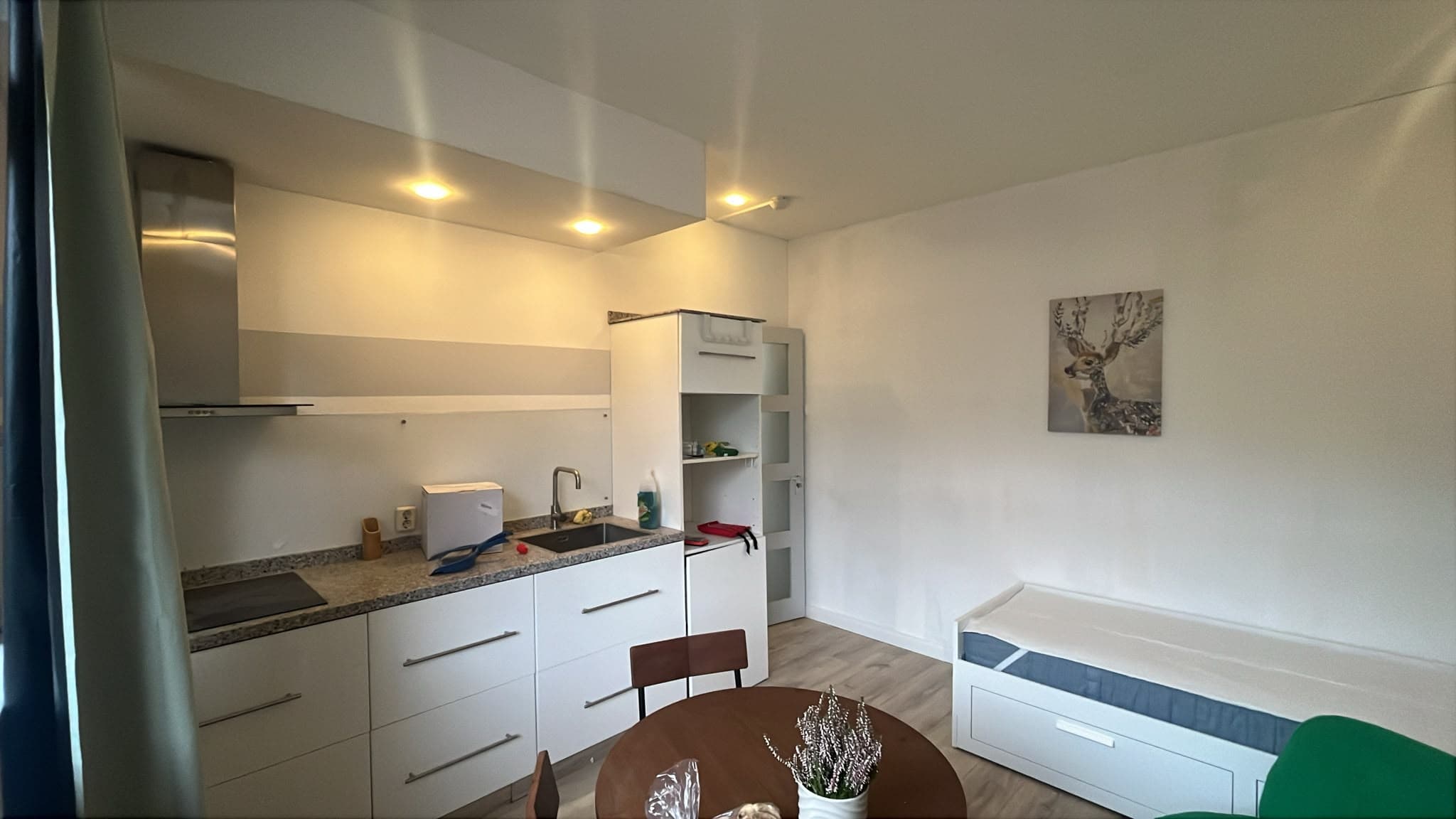 Image accompanying room listing