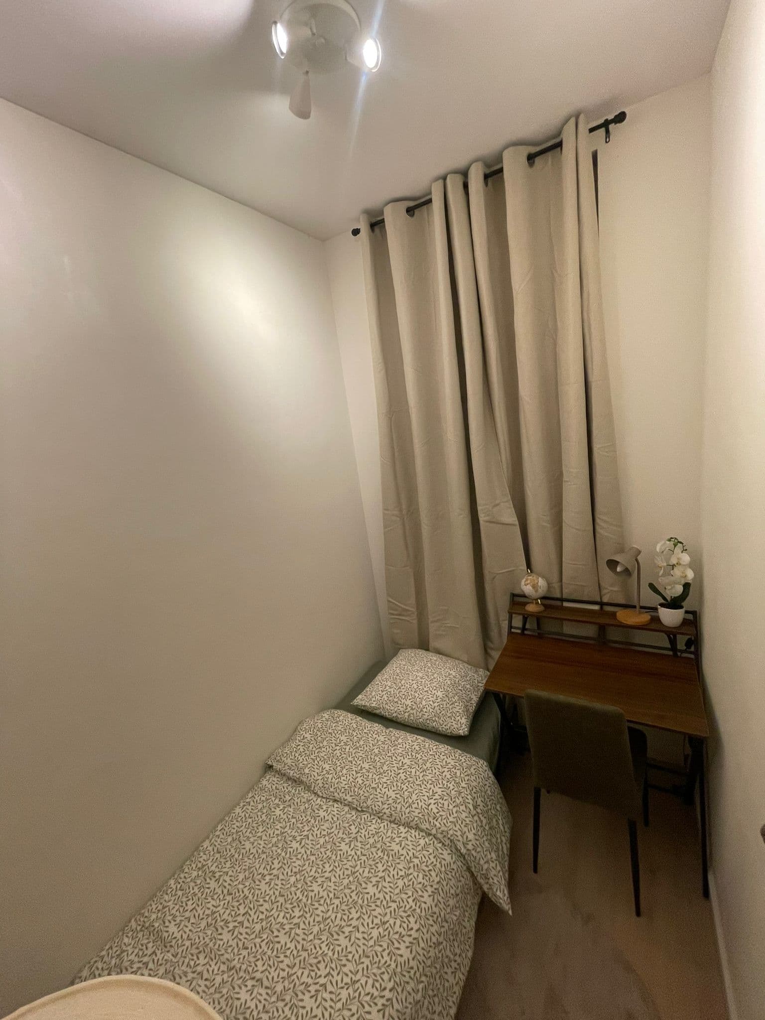 Image accompanying room listing
