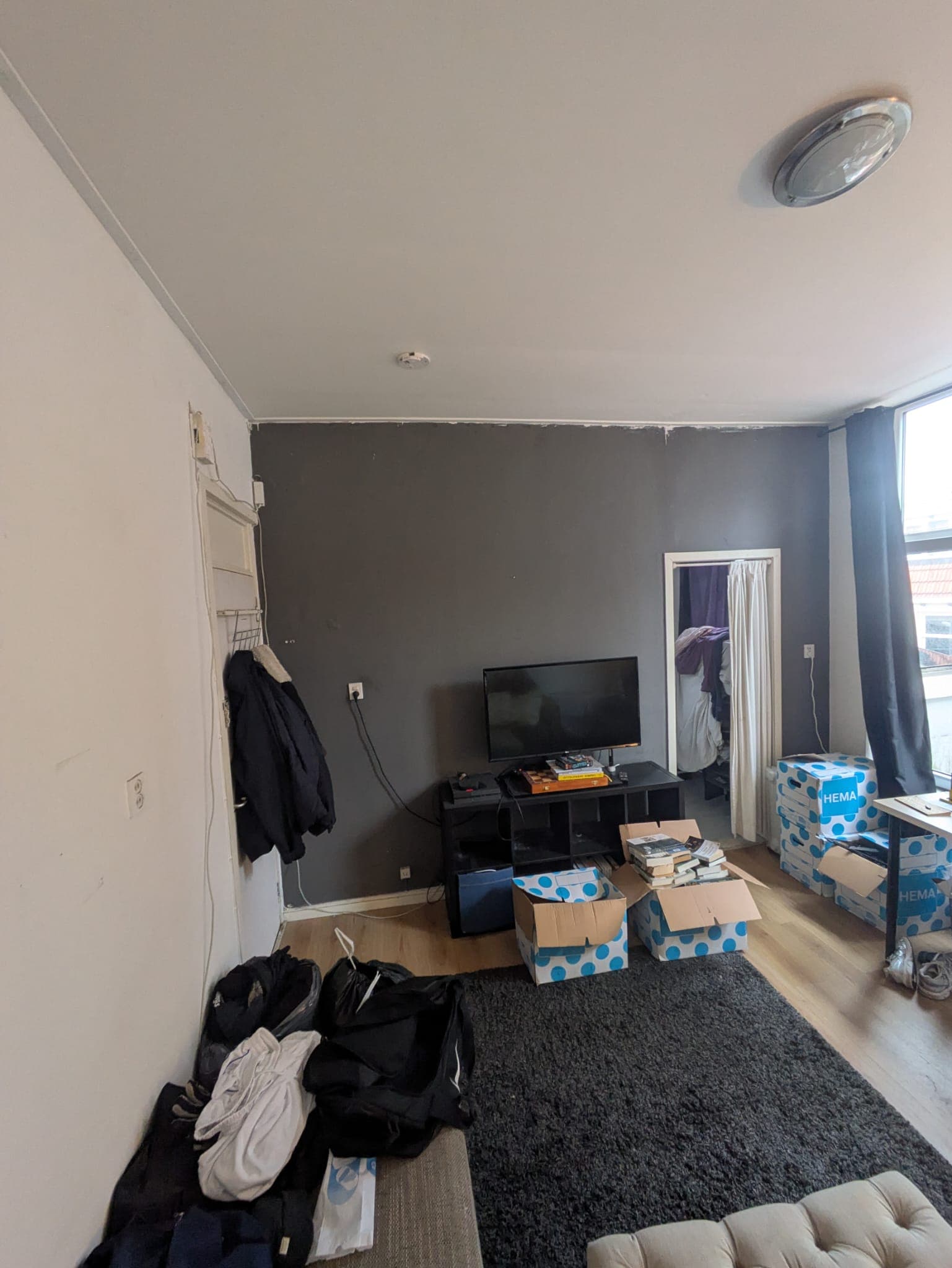 Image accompanying room listing