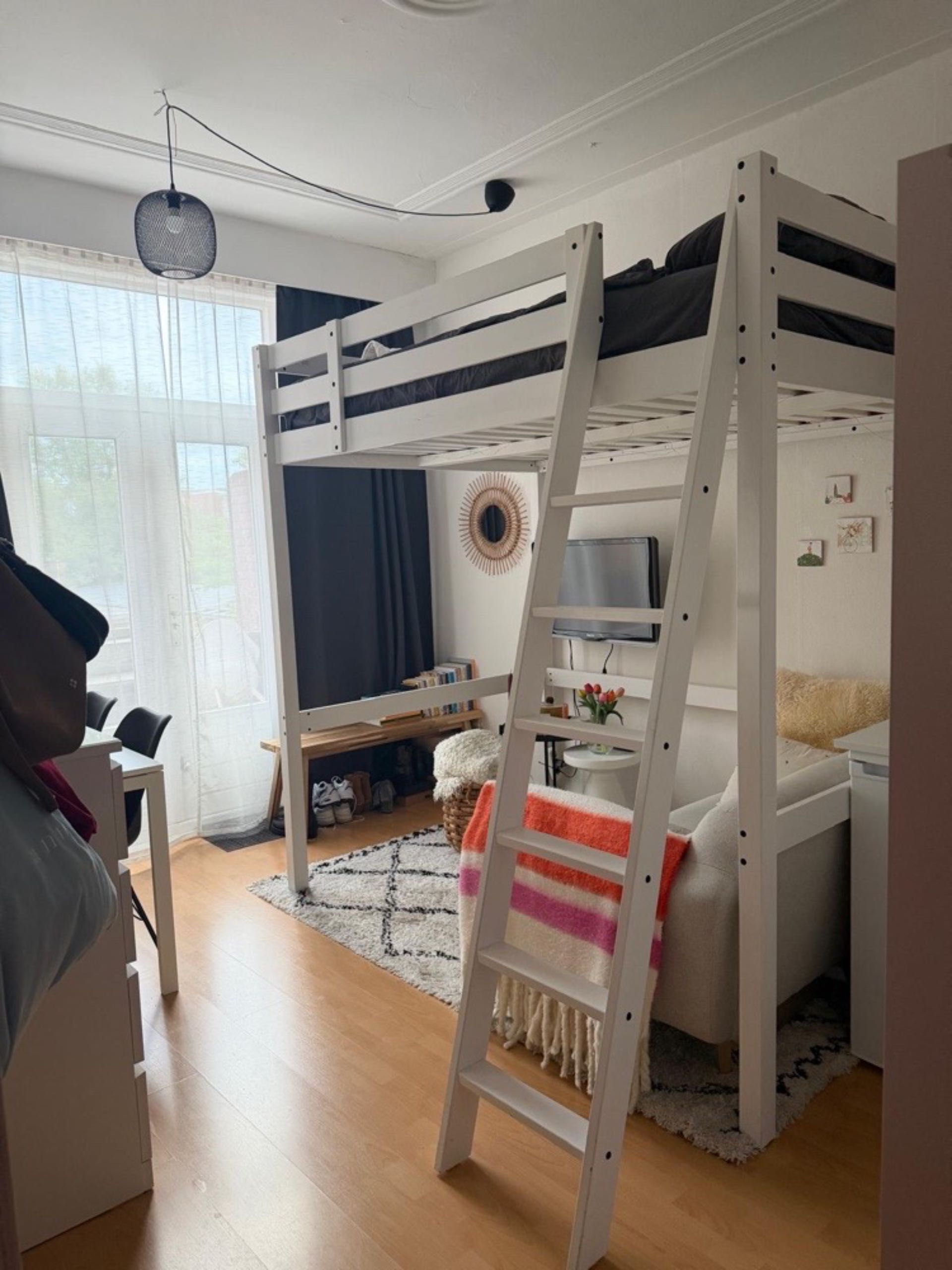 Image accompanying room listing