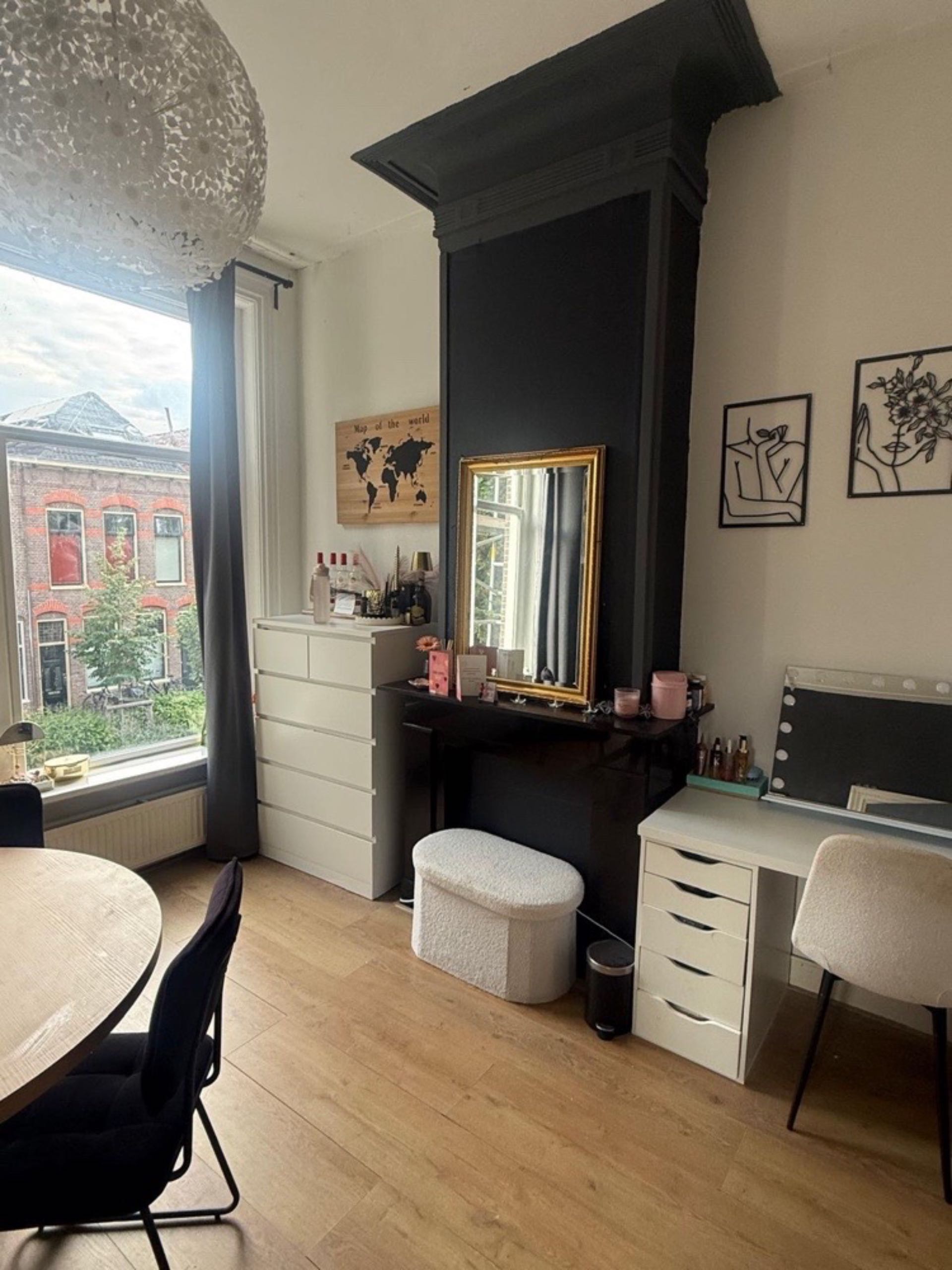Image accompanying room listing