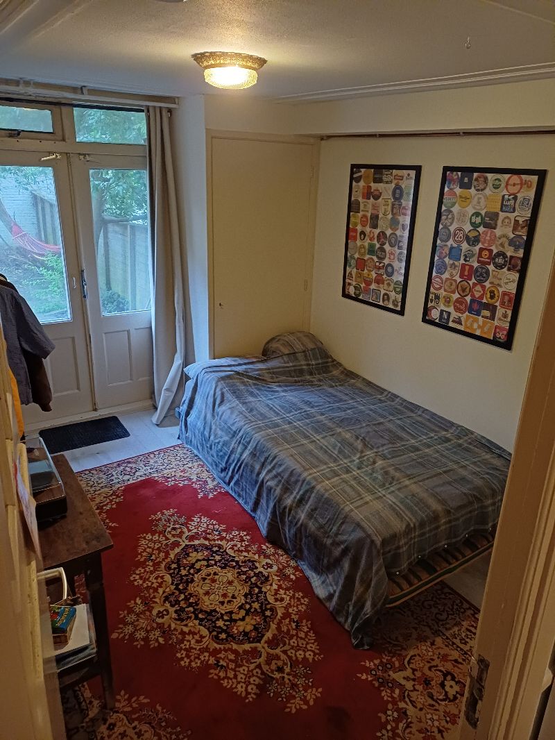 Image accompanying room listing