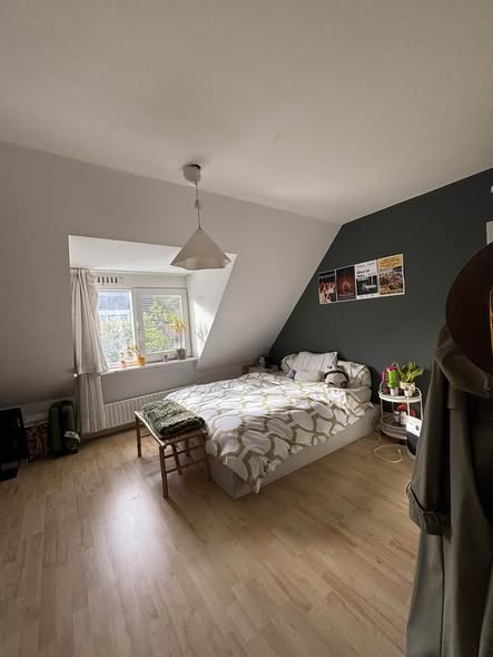 Image accompanying room listing