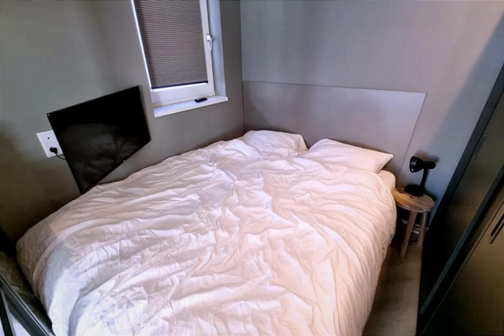 Image accompanying room listing