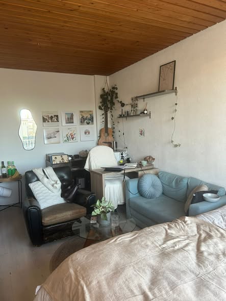 Image accompanying room listing