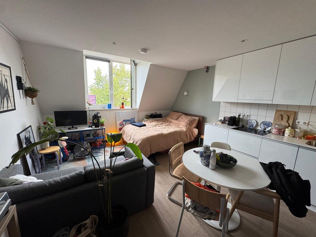 Image accompanying room listing