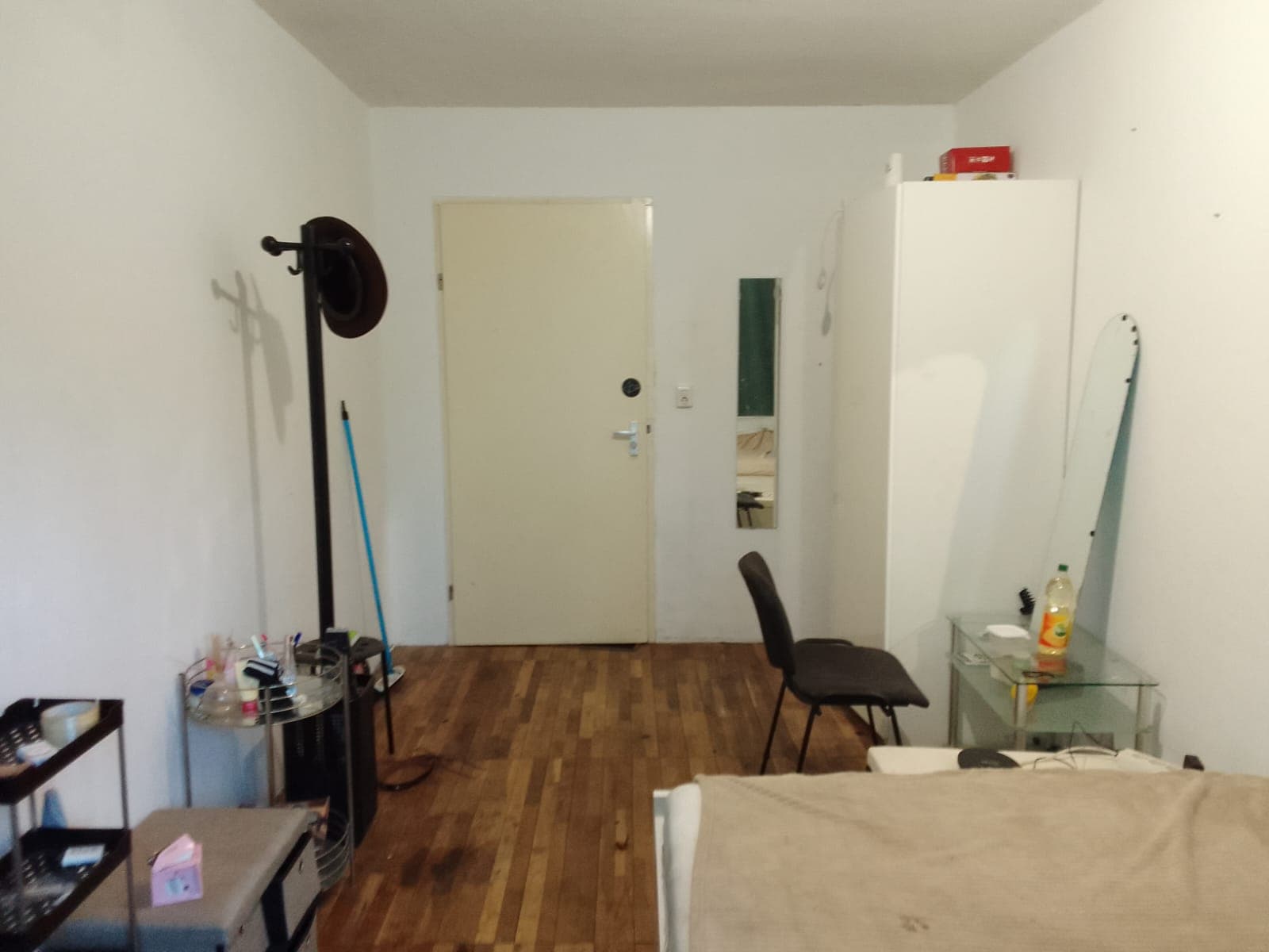 Image accompanying room listing