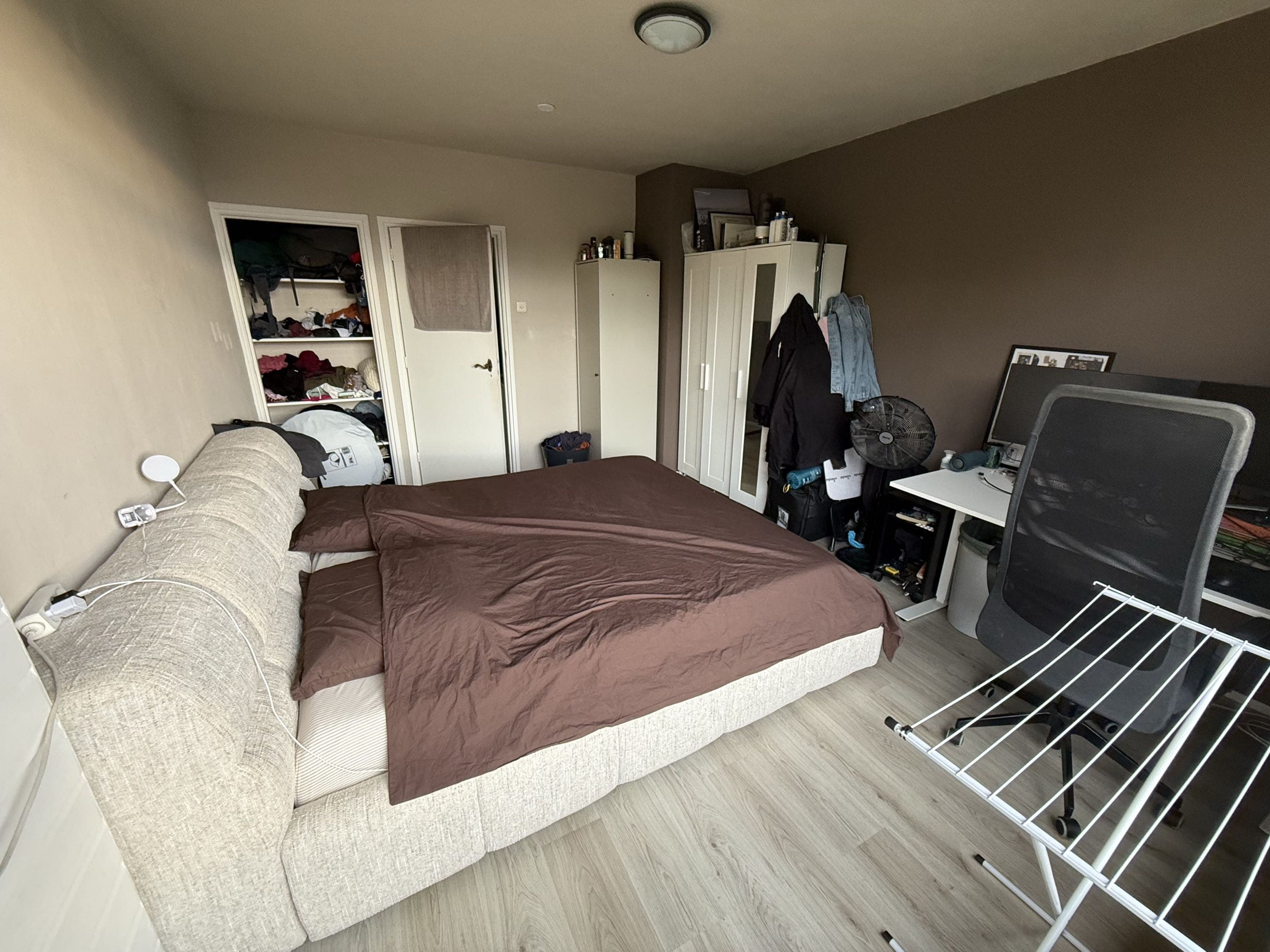 Image accompanying room listing