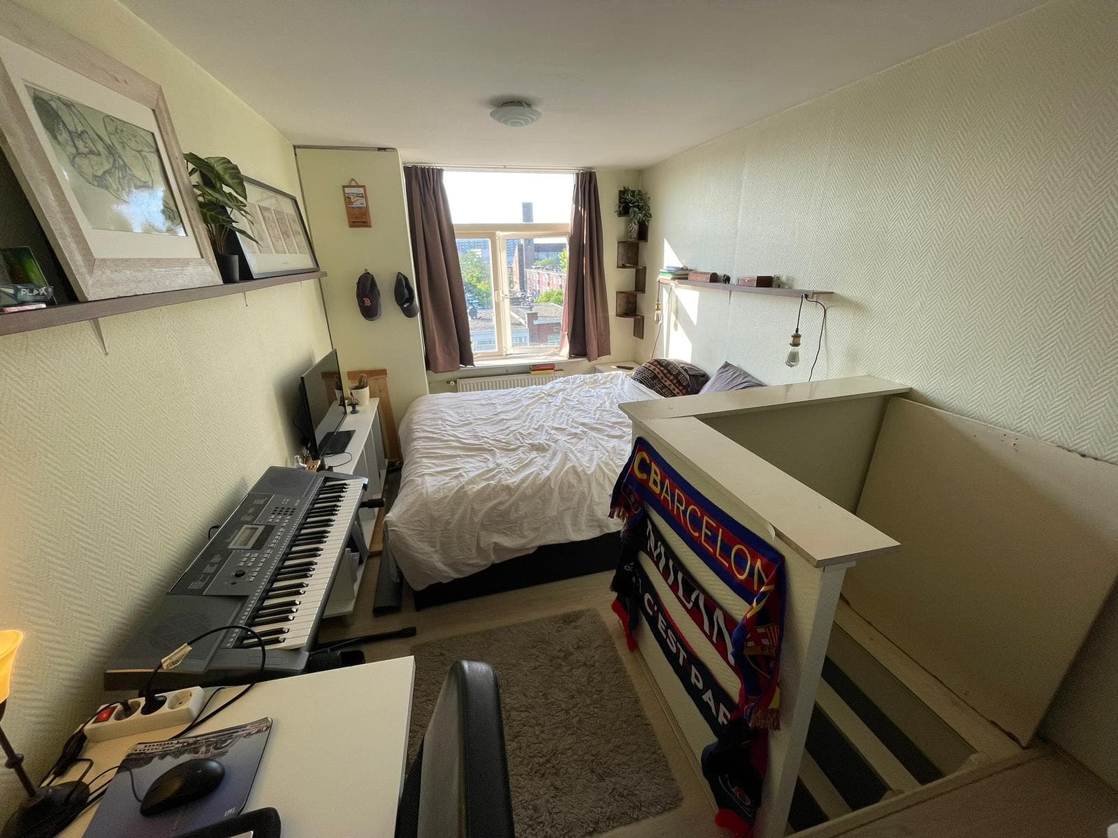 Image accompanying room listing