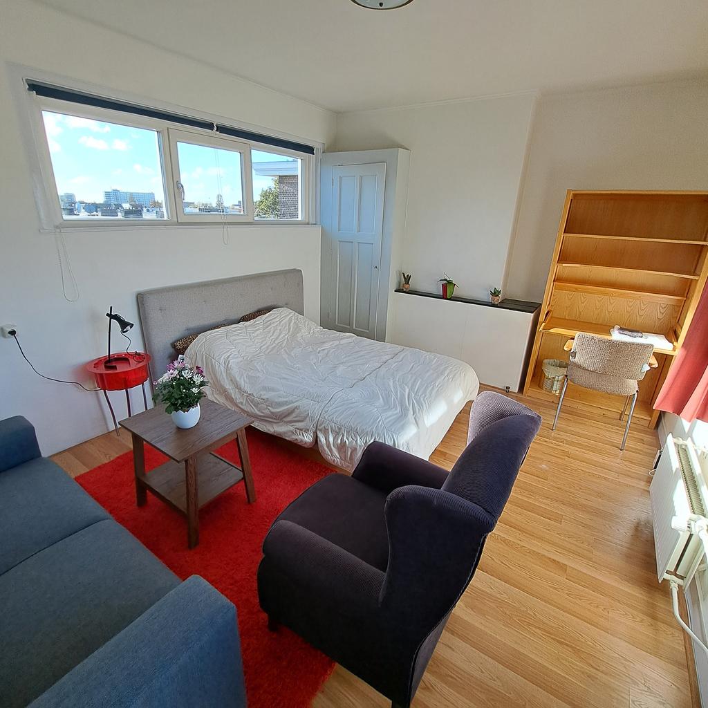 Image accompanying room listing