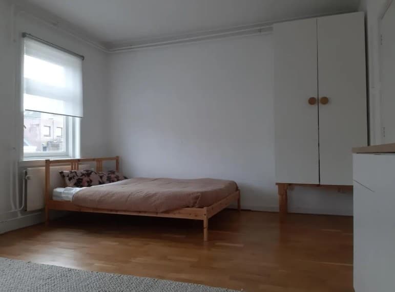 Image accompanying room listing
