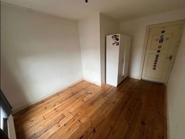 Image accompanying room listing