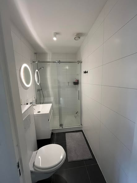 Image accompanying room listing