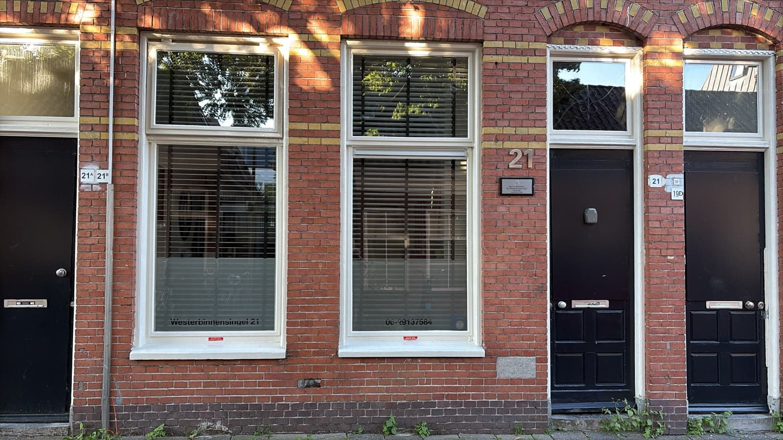 Image accompanying room listing