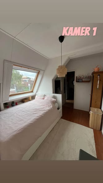 Image accompanying room listing