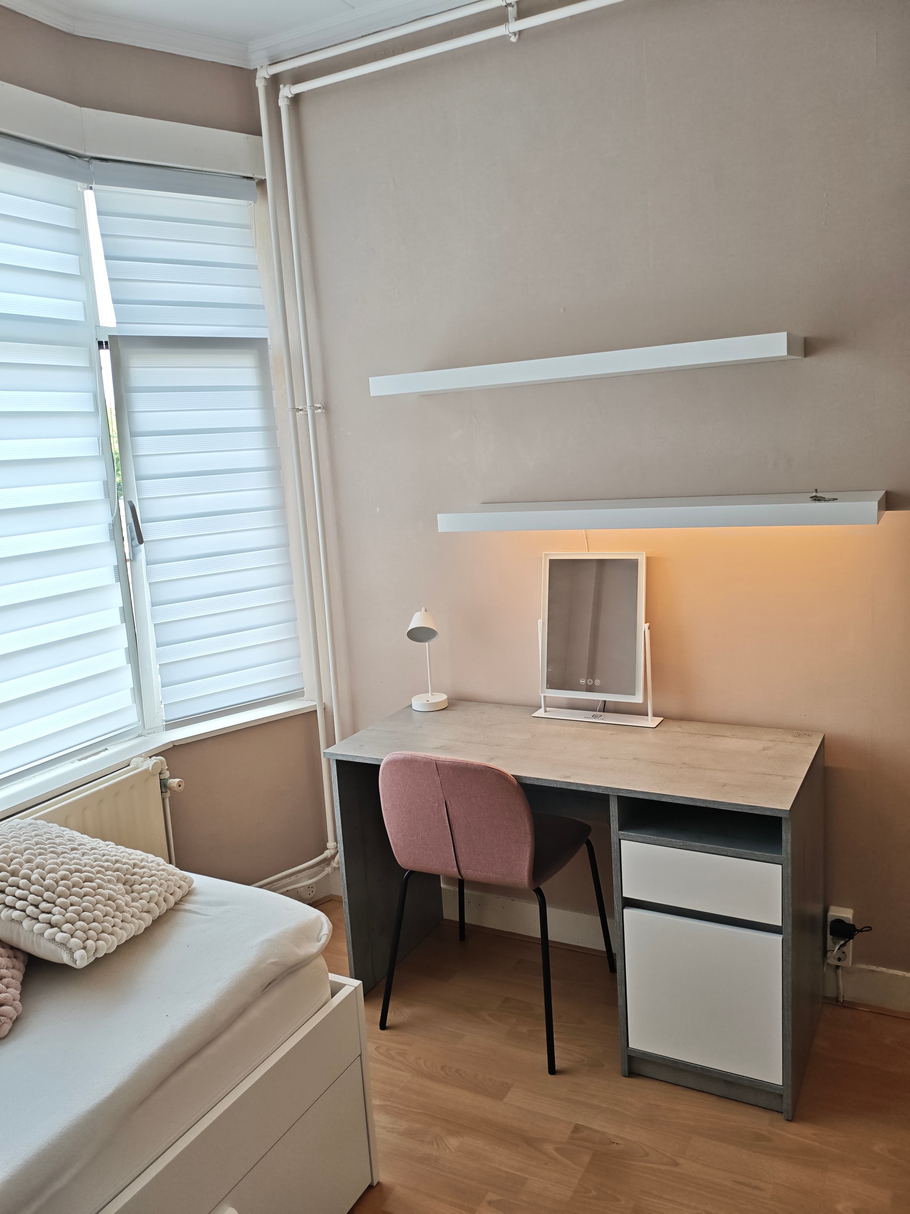 Image accompanying room listing