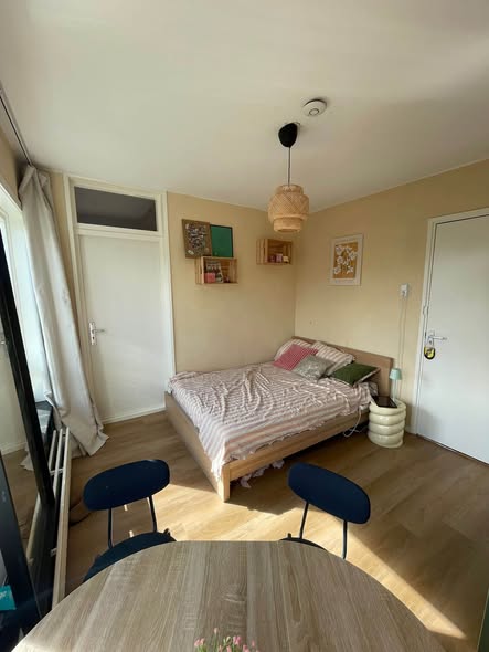 Image accompanying room listing
