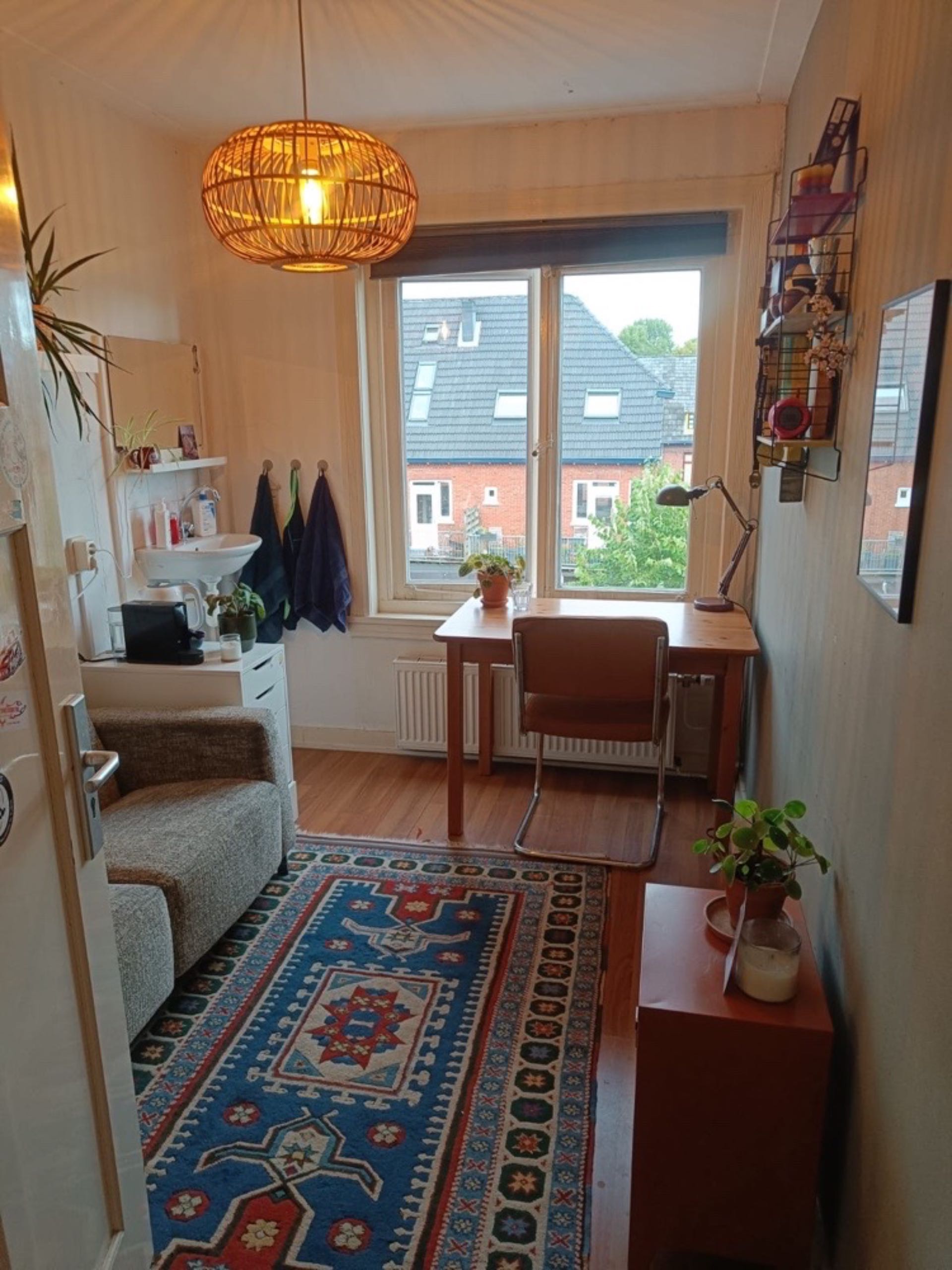 Image accompanying room listing
