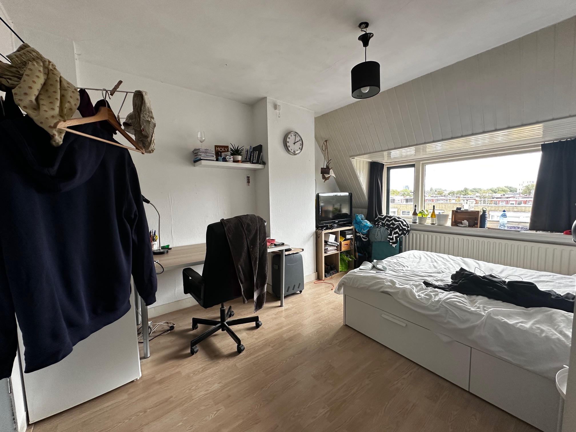 Image accompanying room listing