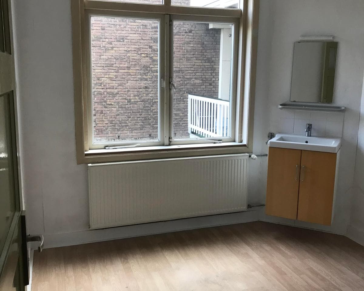 Image accompanying room listing