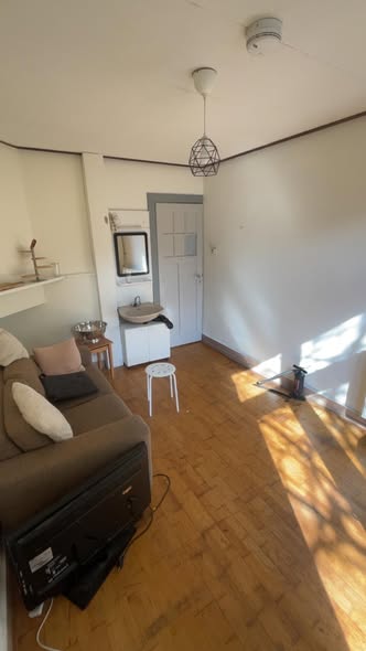 Image accompanying room listing