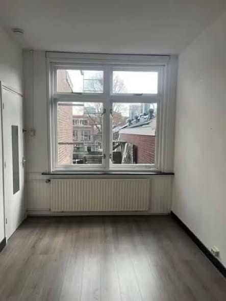 Image accompanying room listing