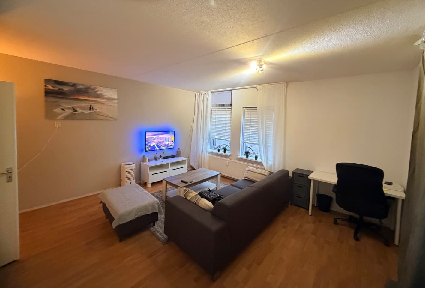 Image accompanying room listing