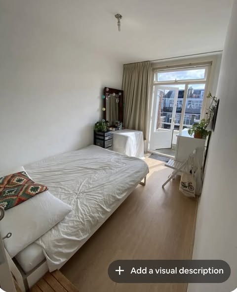 Image accompanying room listing