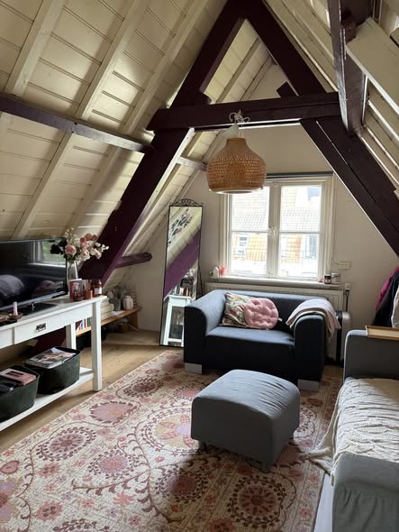 Image accompanying room listing