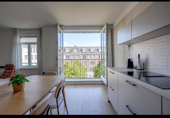 Image accompanying room listing