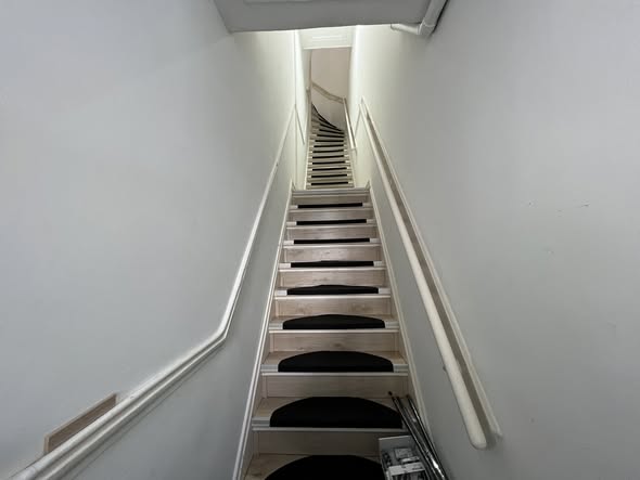 Image accompanying room listing