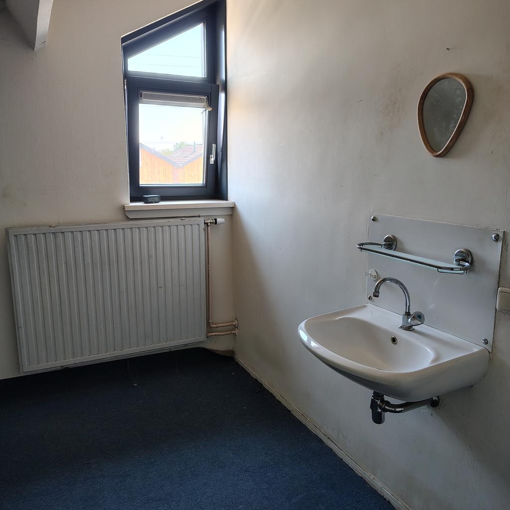 Image accompanying room listing