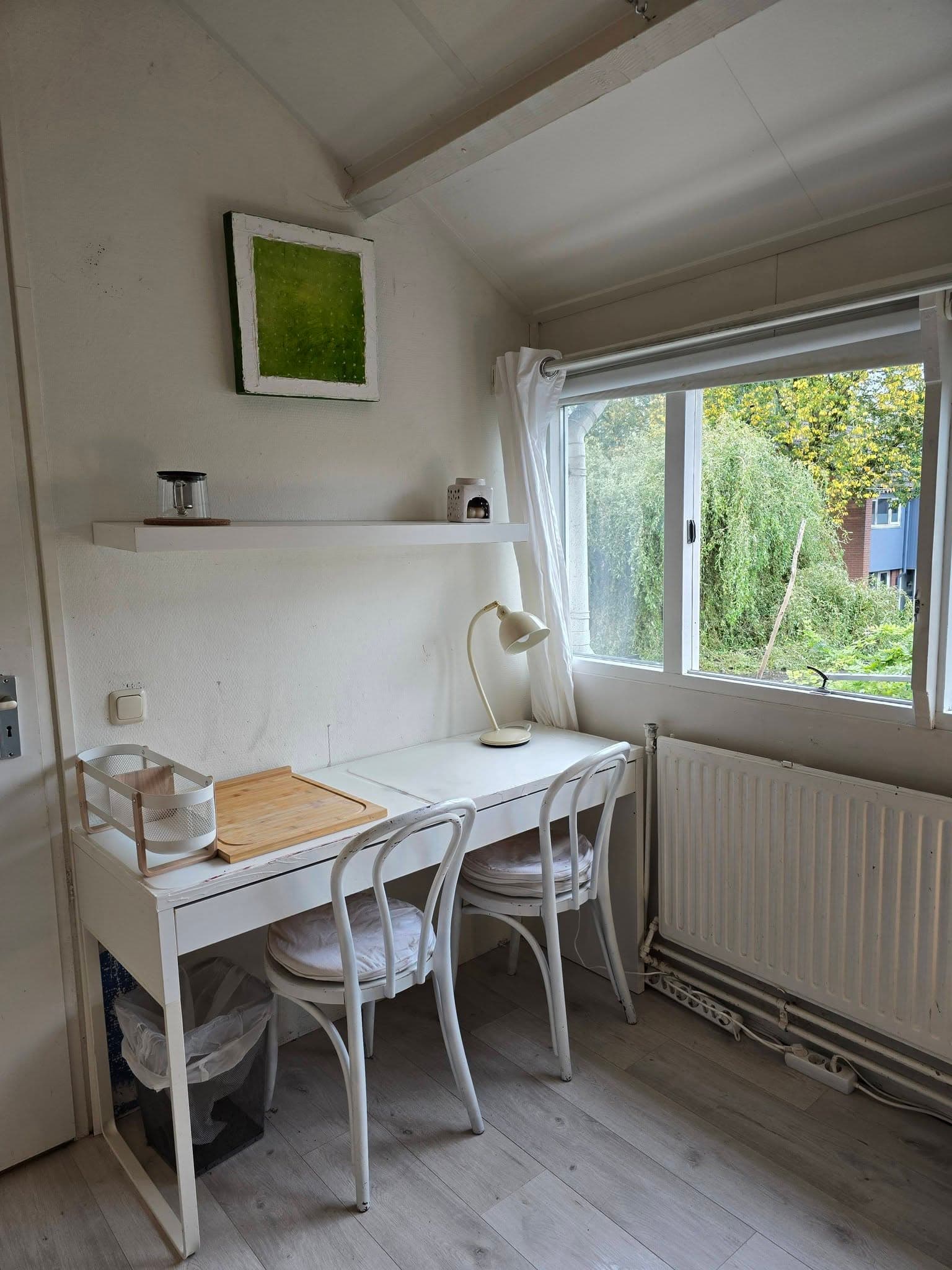 Image accompanying room listing