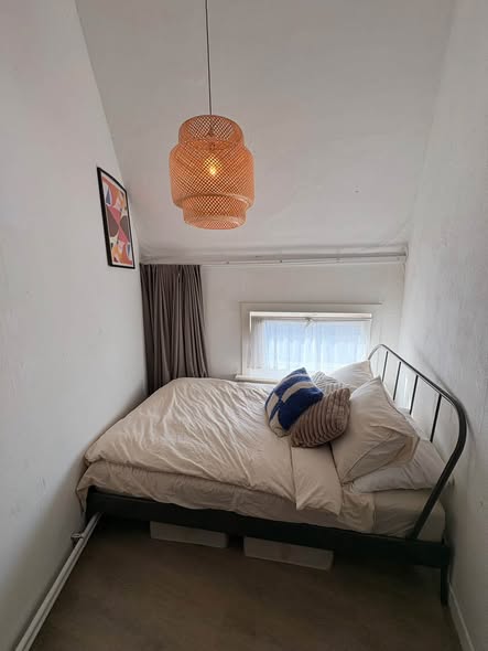 Image accompanying room listing