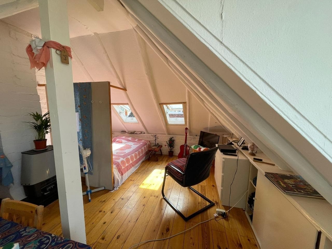 Image accompanying room listing