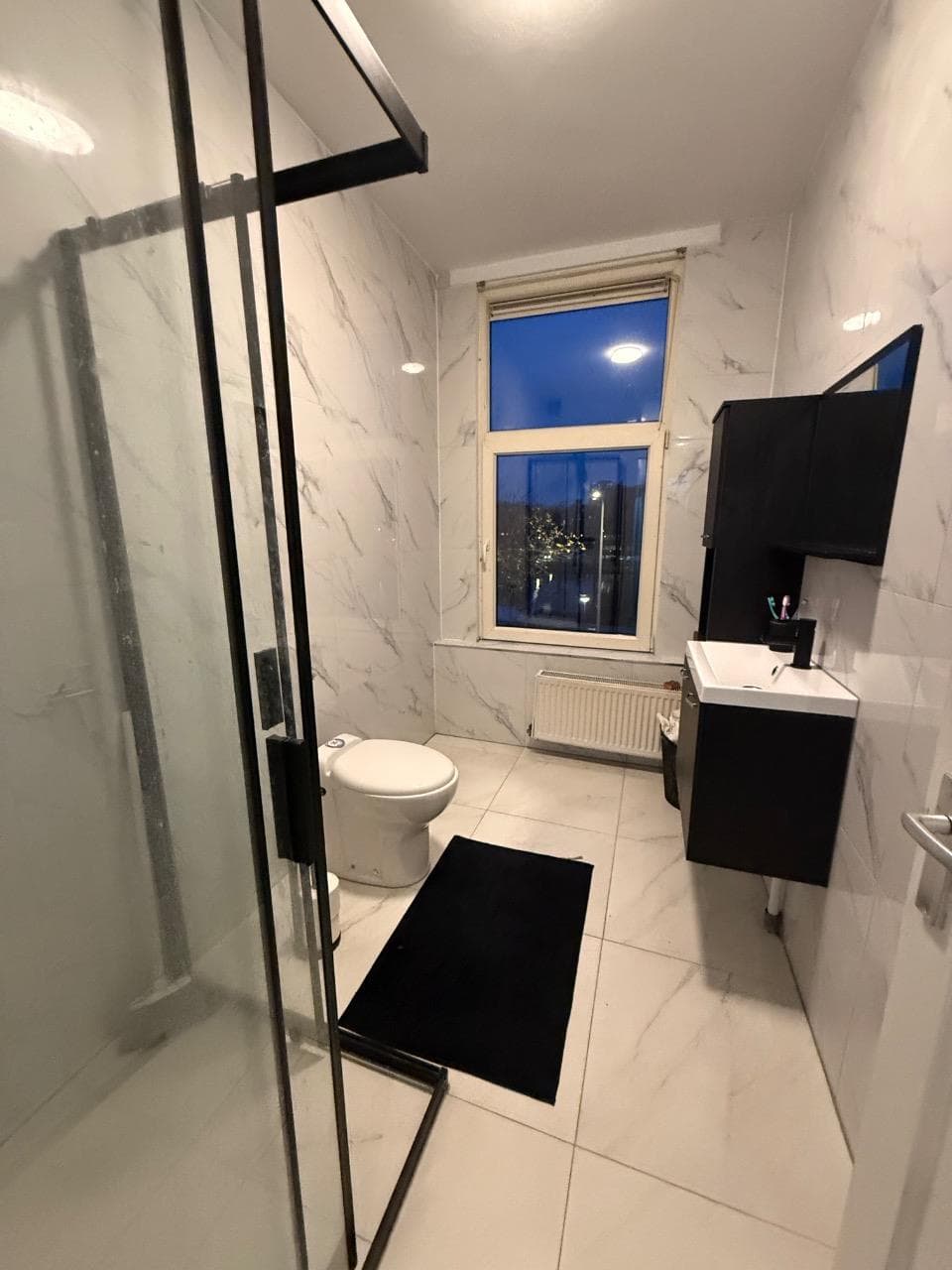Image accompanying room listing