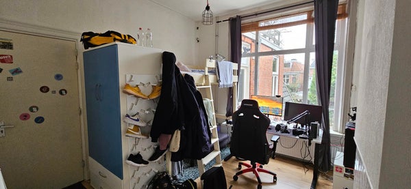 Image accompanying room listing