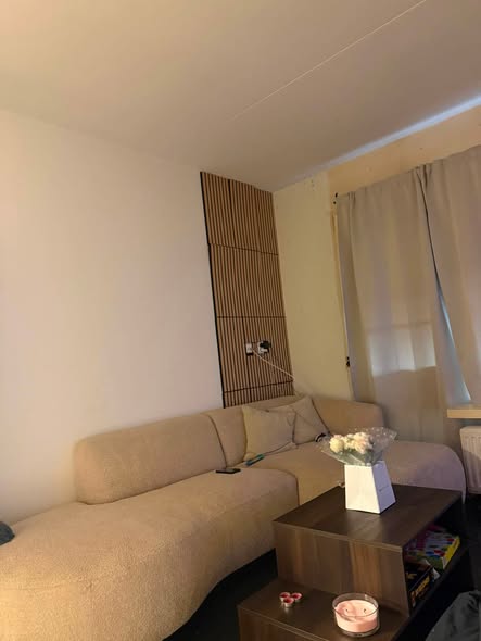 Image accompanying room listing