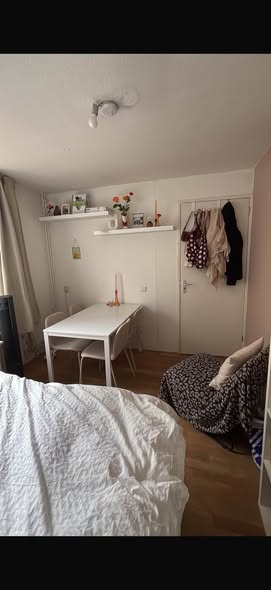 Image accompanying room listing