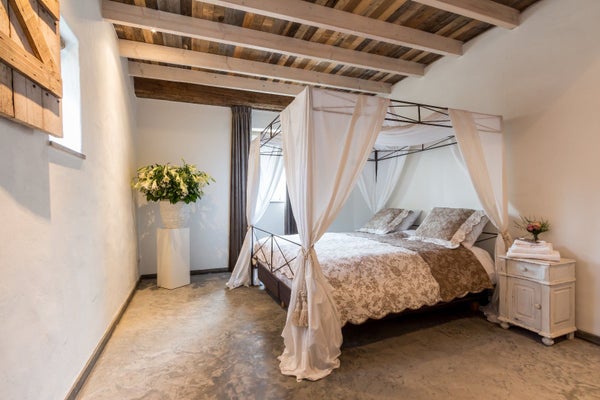 Image accompanying room listing