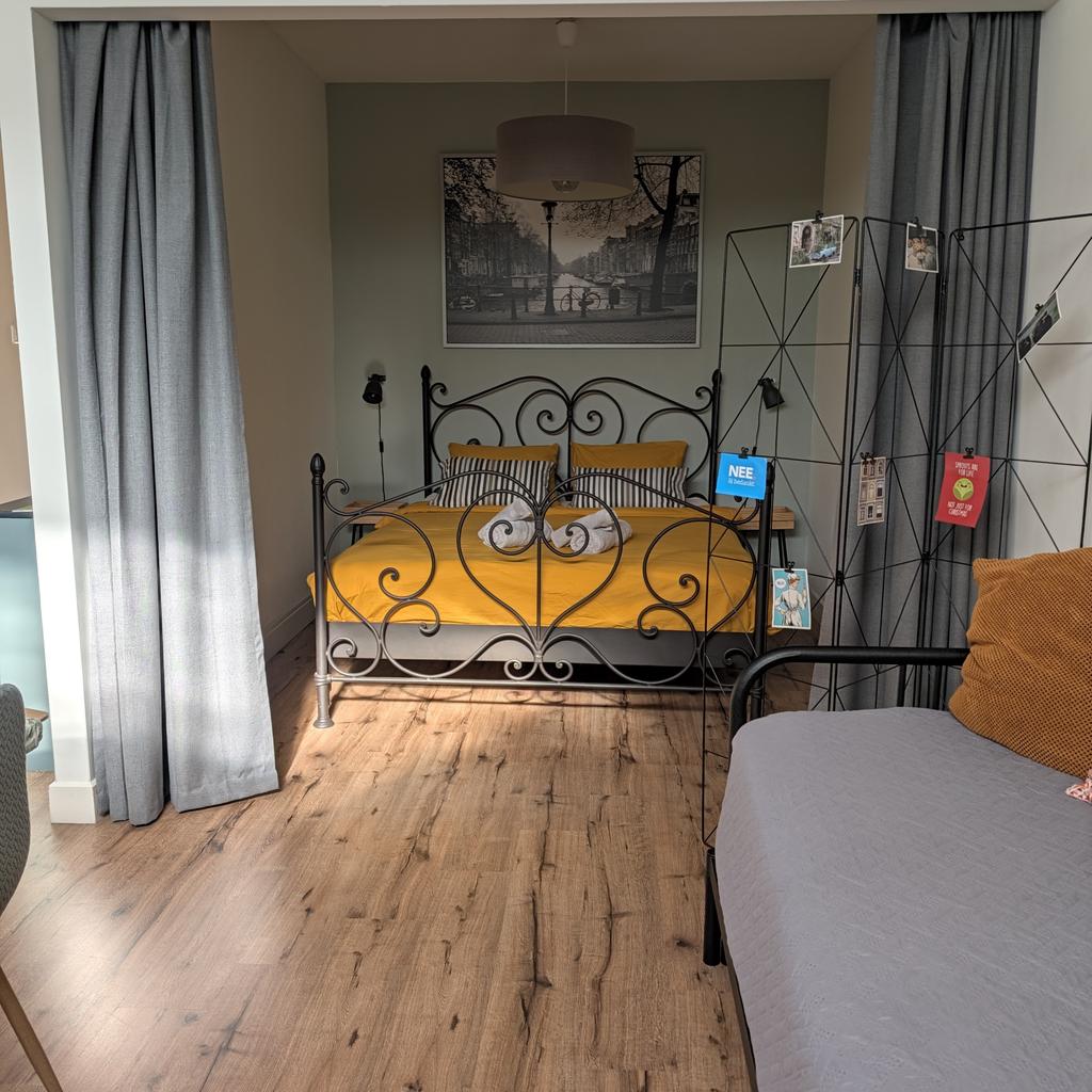 Image accompanying room listing