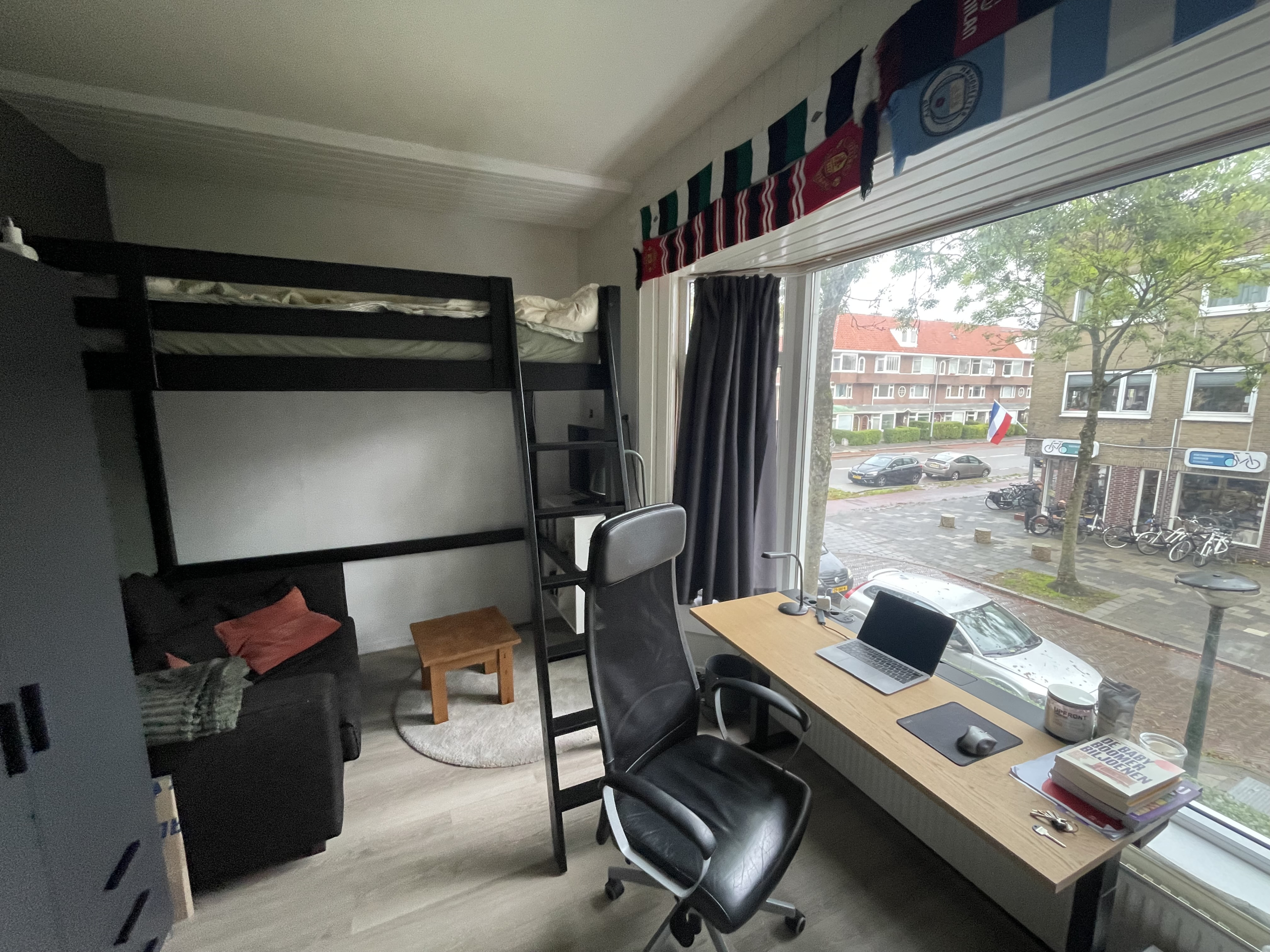 Image accompanying room listing