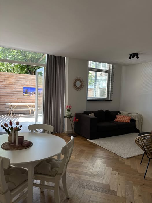 Image accompanying room listing