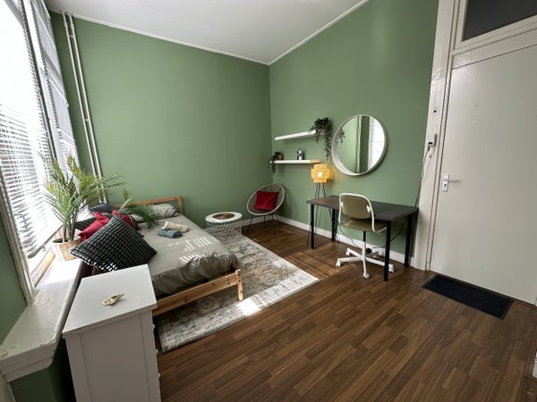 Image accompanying room listing