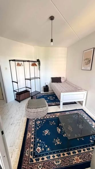 Image accompanying room listing