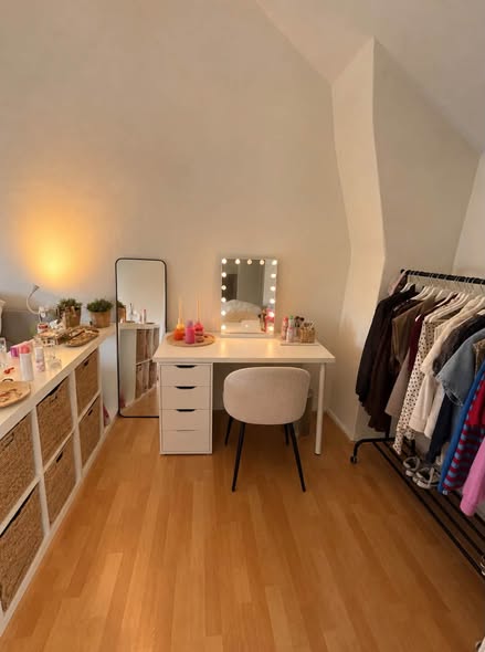 Image accompanying room listing