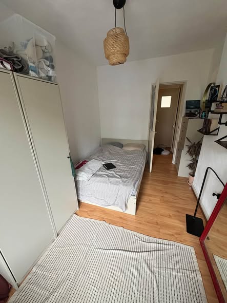 Image accompanying room listing