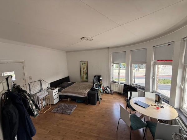 Image accompanying room listing