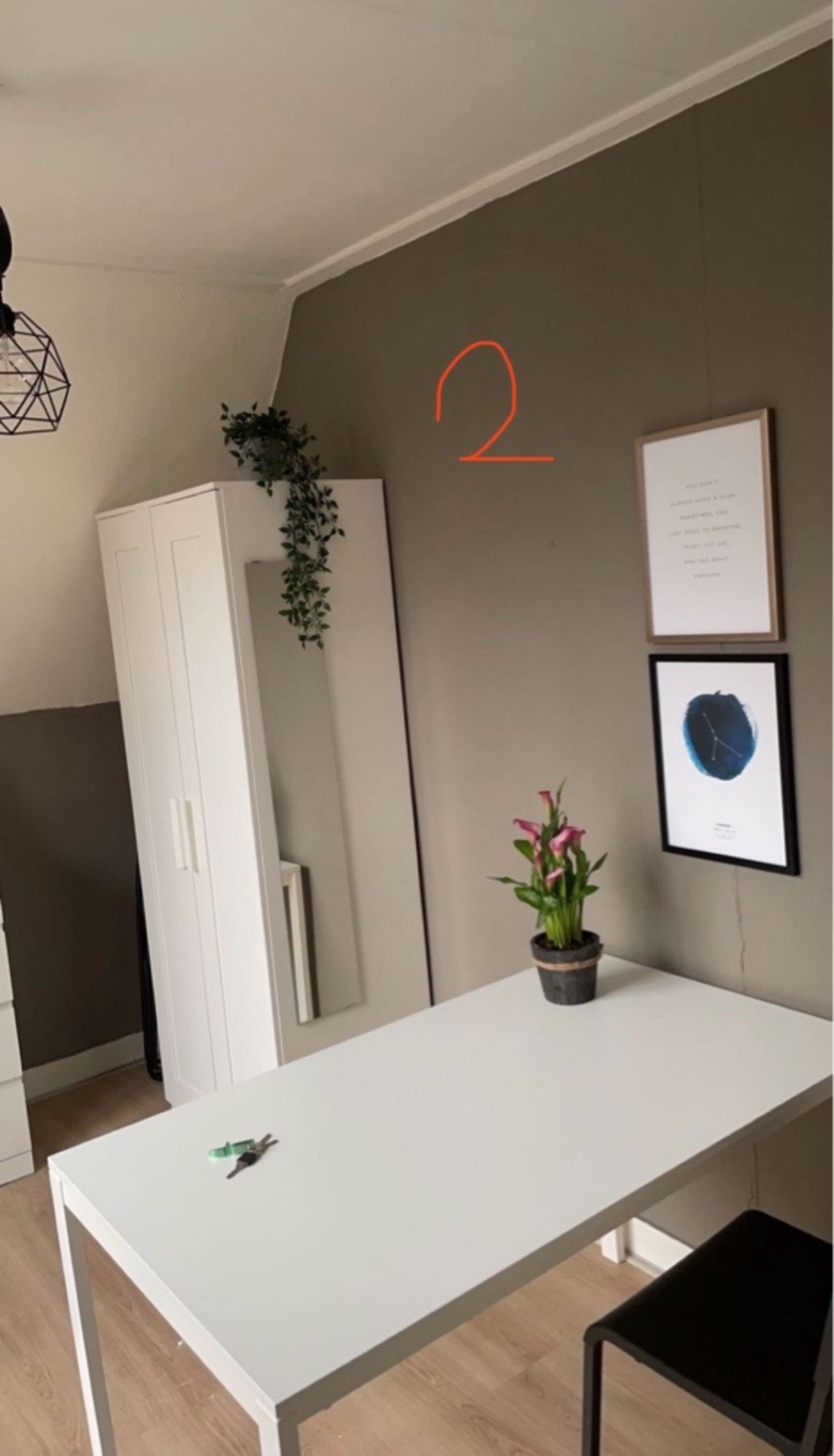 Image accompanying room listing