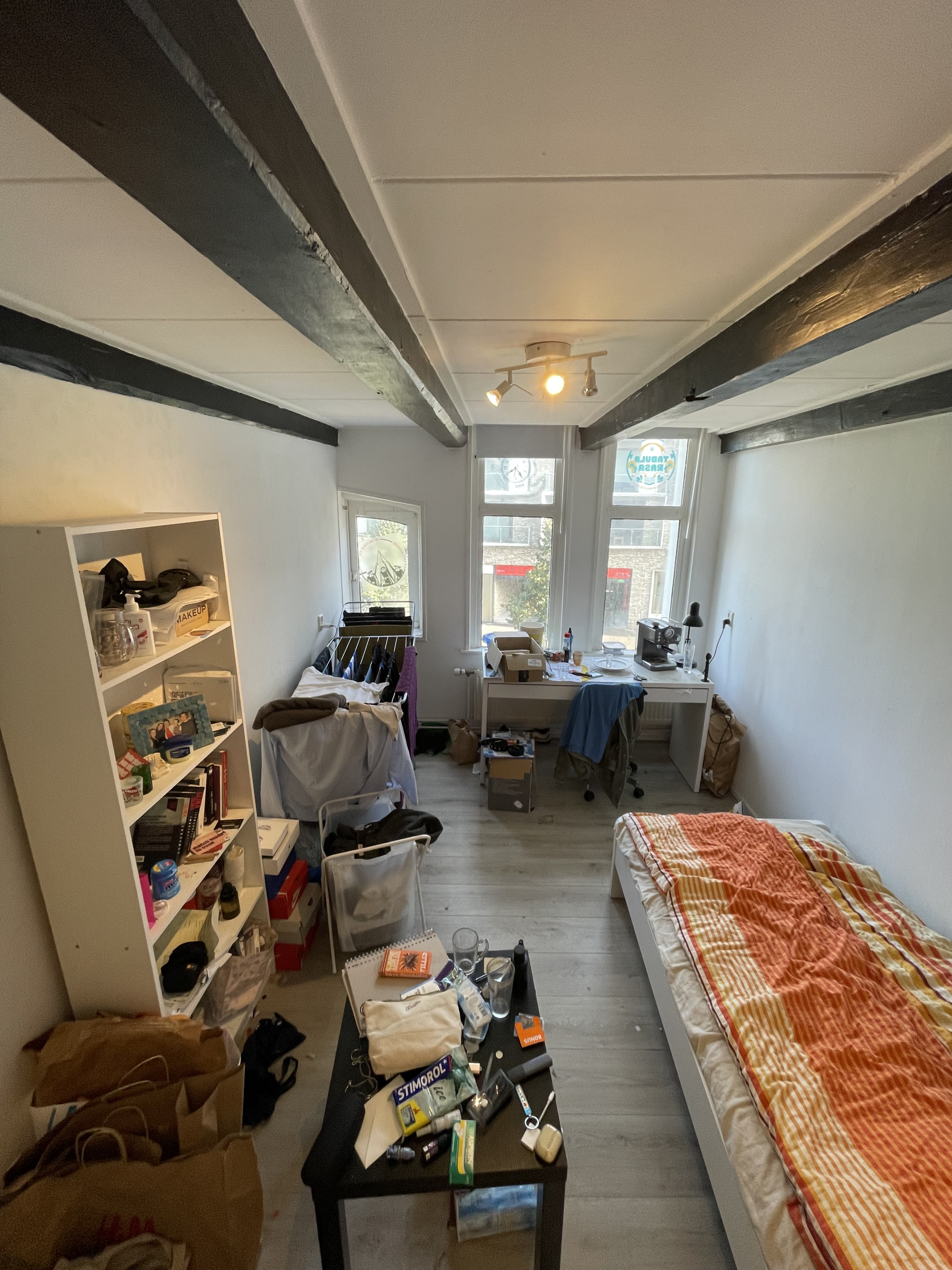 Image accompanying room listing